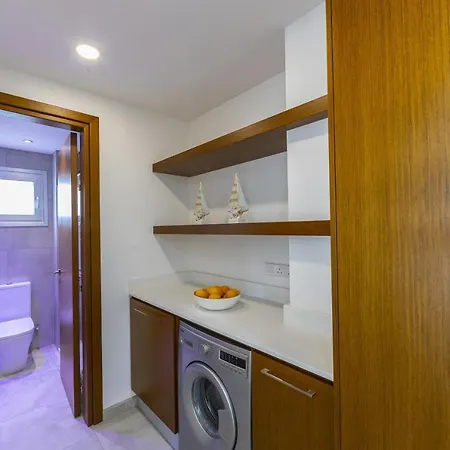 Mackenzie Castella Beachfront Apartament *