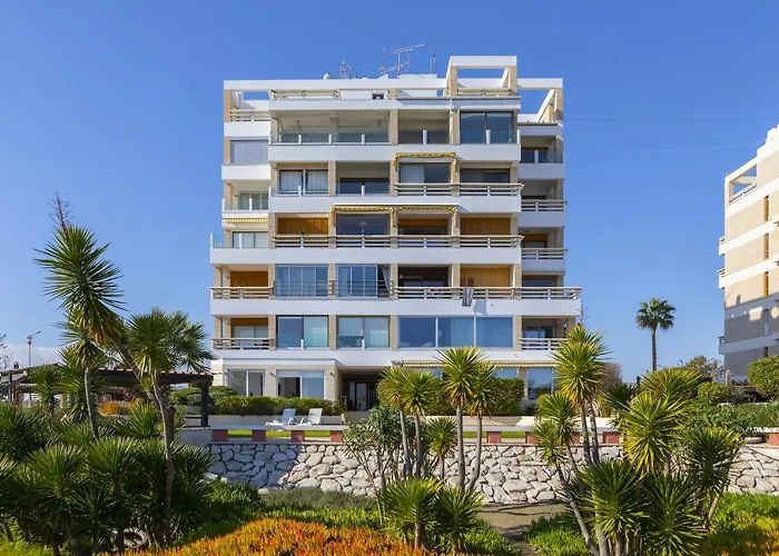 Mackenzie Castella Beachfront Larnaka