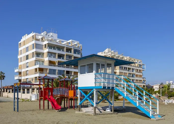 Mackenzie Castella Beachfront Ларнака