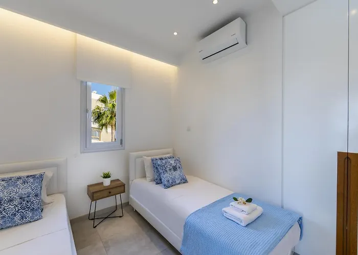 Апартаменти Mackenzie Castella Beachfront Ларнака